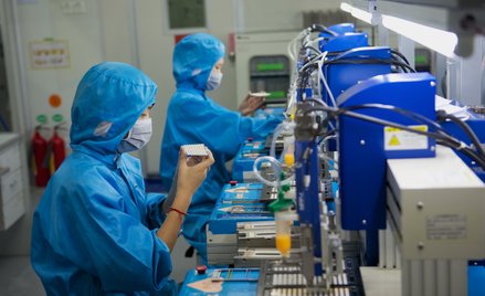 Produkcja smartfonów jest niezwykle uciążliwa, a Amerykanie nie lubią pracy w fabrykach