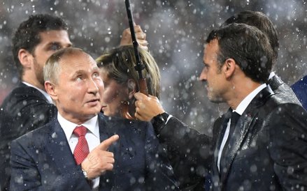 W czasie ceremonii dekoracji rozpadał się rzęsisty deszcz. Parasol początkowo znalazł się tylko dla 