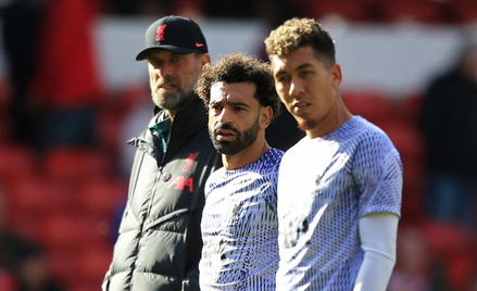 Trener i piłkarze Liverpoolu: Juergen Klopp, Mohamed Salah i Roberto Firmino