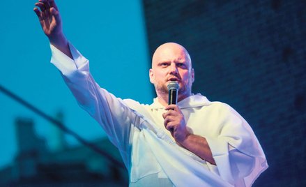 Ojciec Adam Szustak – kontrowersyjny kapłan multimedialny