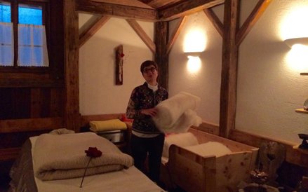 Margit Rottensteiner przygotowują kąpiel w wełnie.