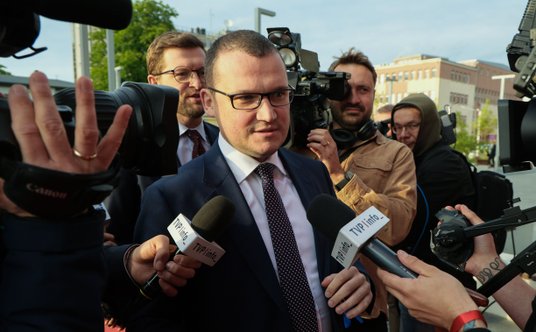 Na debatę do TVP przybył szef sztabu Karola Nawrockiego Paweł Szefernaker