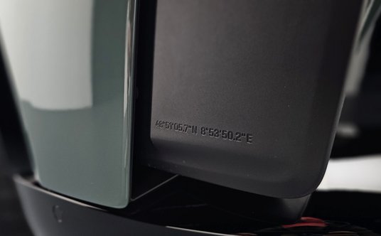 Na wysuwanych klapach wypisane są koordynaty toru testowego w Weissach