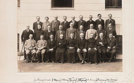15 tys. zł kosztuje fotografia, na której uwieczniono nauczycieli gimnazjum w Drohobyczu, w tym pisa
