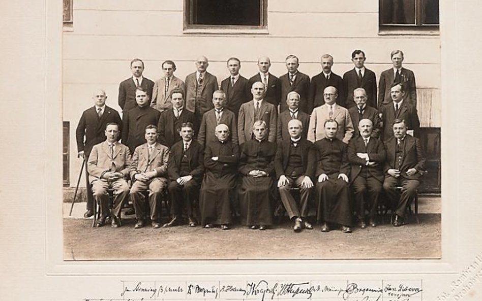 15 tys. zł kosztuje fotografia, na której uwieczniono nauczycieli gimnazjum w Drohobyczu, w tym pisa