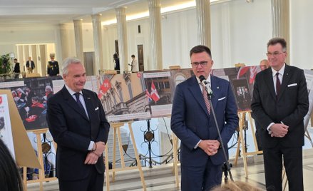 Marszałek Sejmu Szymon Hołownia otwiera wystawę upamiętniającą 35 lat od nawiązania relacji dyplomat