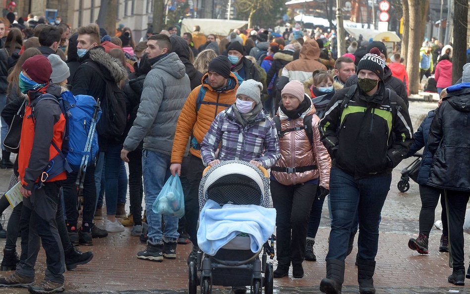 Po zniesieniu części obostrzeń tłumy ruszyły m.in na Krupówki