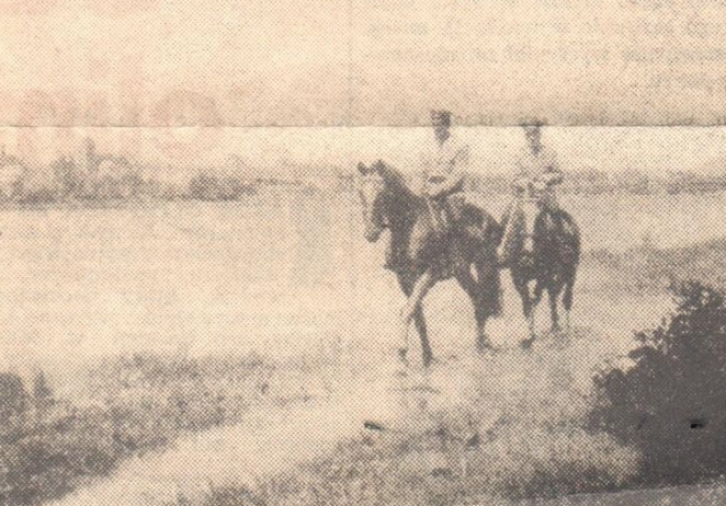 Dowódca patrolu st. sierżant Janusz Raszuk i plutonowy Marian Piotrowski patrolują tereny nadwiślańs