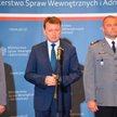 Mł. insp. Kamil Bracha (z prawej) na majowej konferencji z szefem MSWiA Mariuszem Błaszczakiem. Mini