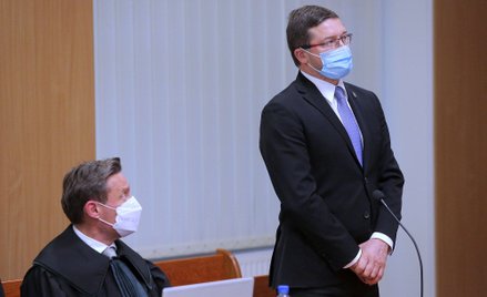 Sędzia Paweł Juszczyszyn (P) i jego pełnomocnik prof. Michał Romanowski (L) na sali Sądu Okręgowego 