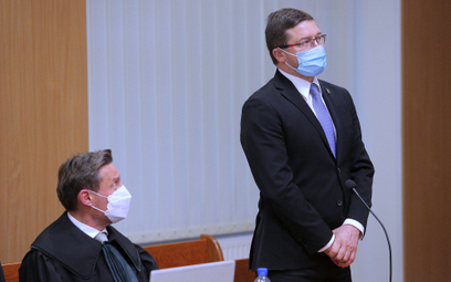 Sędzia Paweł Juszczyszyn (P) i jego pełnomocnik prof. Michał Romanowski (L) na sali Sądu Okręgowego 