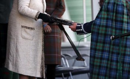 Królowa Elżbieta II odwiedziła w sobotę swój zamek w Balmoral w Szkocji. Ale premier David Cameron j