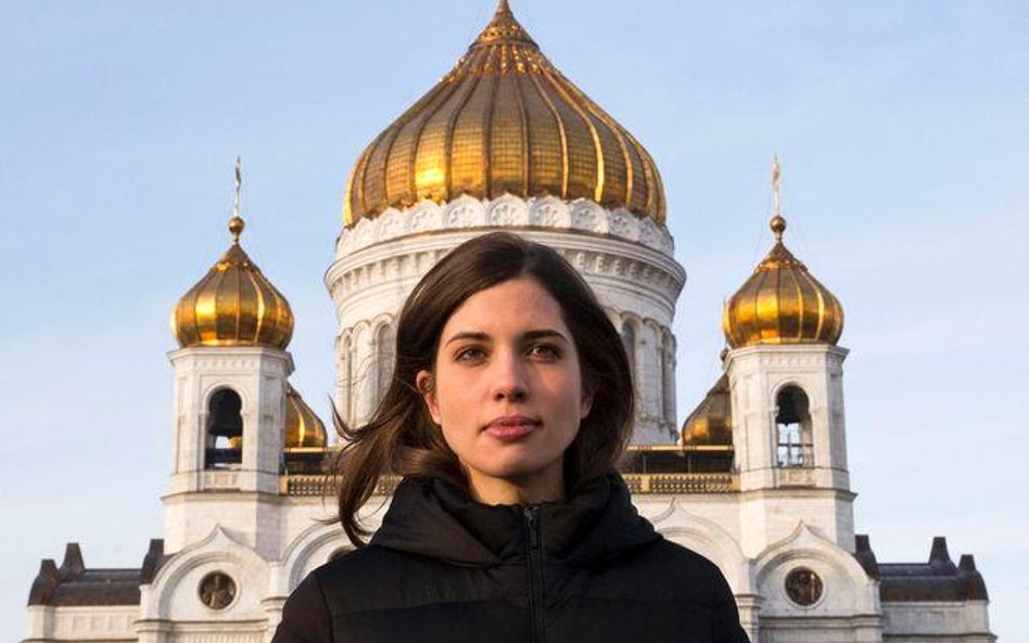 Nadieżda Tołokonnikowa z Pussy Riot przed soborem Chrystusa Zbawiciela w Moskwie