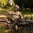 Żołnierz USA sprawdza modułowy dron wielowirnikowy Carrier H6. Manewry Combined Resolve na poligonie