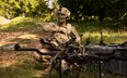 Żołnierz USA sprawdza modułowy dron wielowirnikowy Carrier H6. Manewry Combined Resolve na poligonie