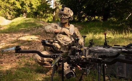 Żołnierz USA sprawdza modułowy dron wielowirnikowy Carrier H6. Manewry Combined Resolve na poligonie