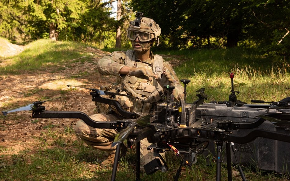 Żołnierz USA sprawdza modułowy dron wielowirnikowy Carrier H6. Manewry Combined Resolve na poligonie