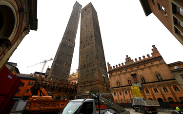 W rejonie krzywej wieży Bolonii w ogóle zakazano ruchu samochodów