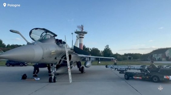 Francuski Rafale, jeden z trzech myśliwców, zmobilizowanych przez Francję w celu wzmocnienia ochrony