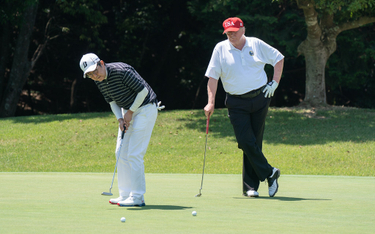 Donald Trump gra w golfa z Shinzo Abe 16 maja 2019 r
