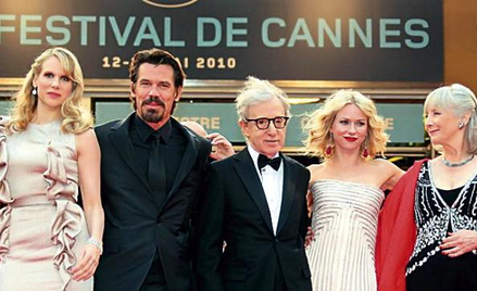 Woody Allen w otoczeniu aktorów swego ostatniego filmu (od lewej): Lucy Punch, Josha Brolina, Naomi 
