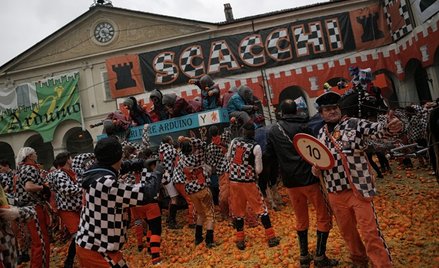 Średniowieczna bitwa na pomarańcze na zakończenie karnawału