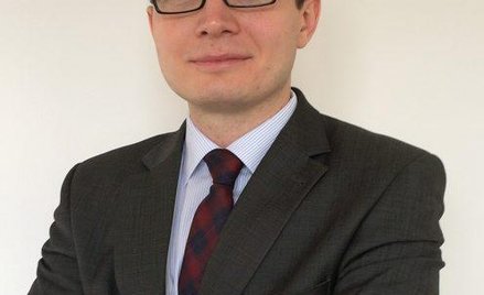 Piotr Kasprzak jest absolwentem Wydziału Nauk Ekonomicznych Uniwersytetu Warszawskiego, od 2008 r. p