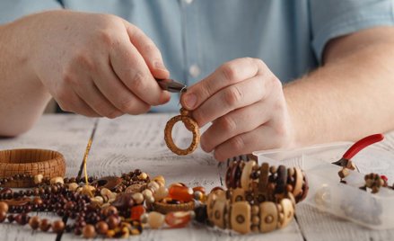 Niski podatek od biżuterii z drewna i kamieni nieszlachetnych