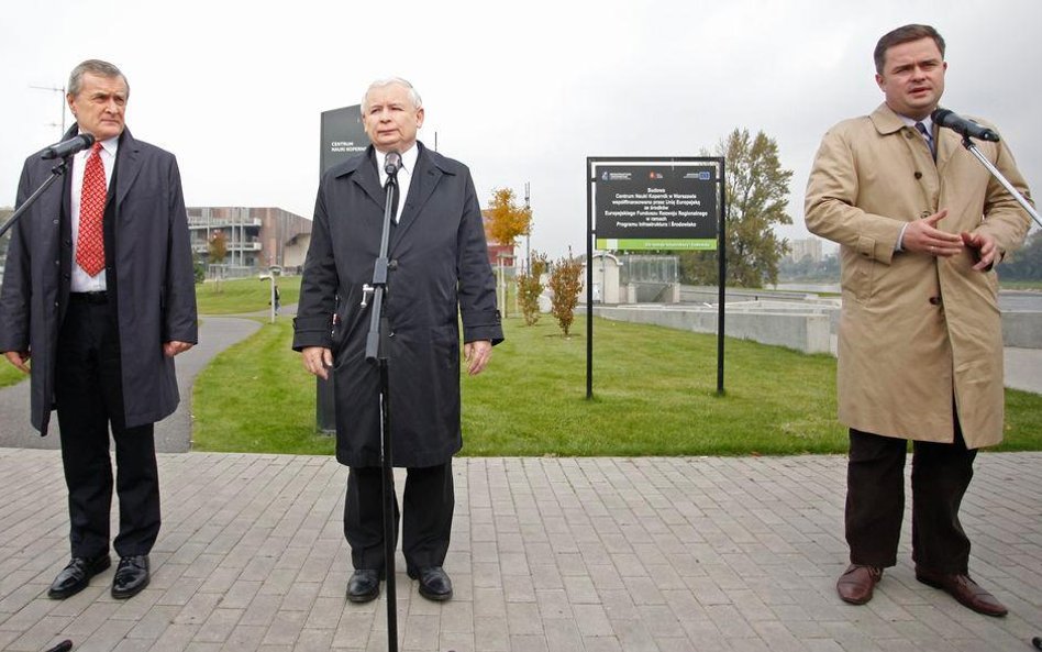 Piotr Gliński, Jarosław Kaczyński i Adam Hofman. Kampania przedreferendalna PiS była w dużej mierze 