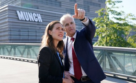 Sanna Marin i premier Norwegii Jonas Gahr Stoere przed Muzeum Muncha w Oslo