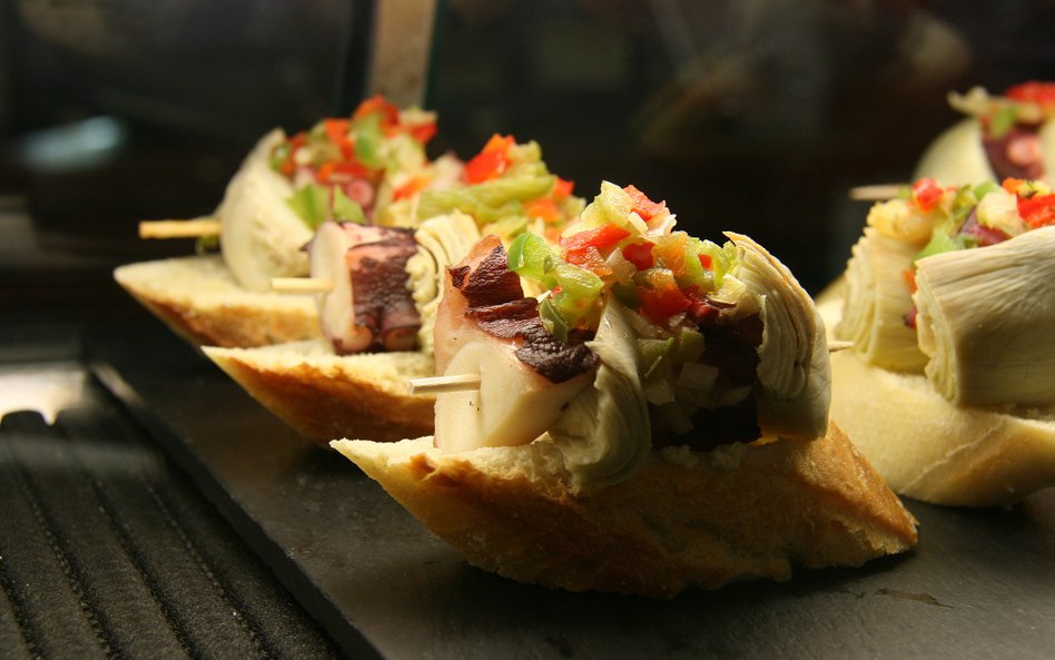 Pintxos czyli drobne przekąski, to baskijska odpowiedź na hiszpańskie tapas. Nazwa to nawiązanie do 