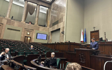 Puste ławy rządowe i PiS podczas wystąpienia Rafała Trzaskowskiego