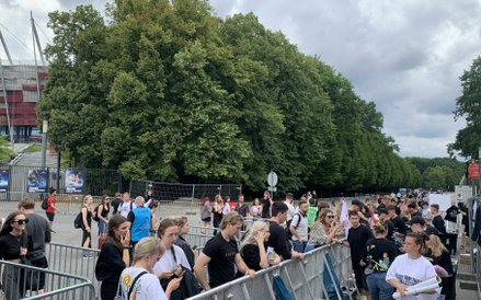 Fani przy stoiskach z pamiątkowymi gadżetami artysty