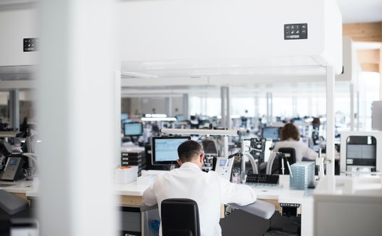 Piętra, na których odbywa się produkcja zegarków, zachowują niemal sterylną czystość.