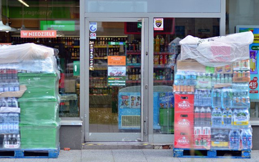 Małe sklepy sprzedają aż 47 proc. napojów. Mogą uniknąć kaucji