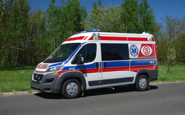 W Łodzi pijany mężczyzna zaatkował ratowników medycznych, którzy przyjechali udzielić mu pomocy.