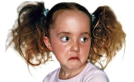 Zabiera zabawki i idzie do domu