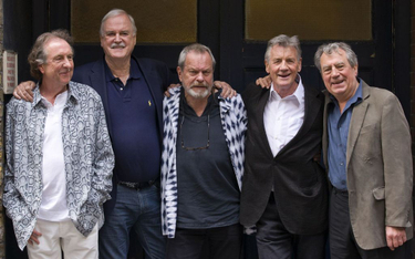 Byli członkowie satyrycznej grupy Monty Python żegnają Terry 'ego Jonesa (pierwszy z prawej)