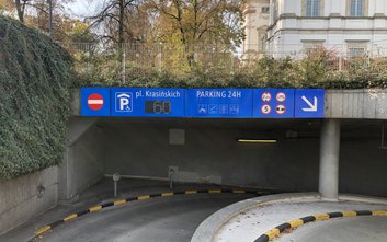 Wjazd na parking pod Placem Krasińskich