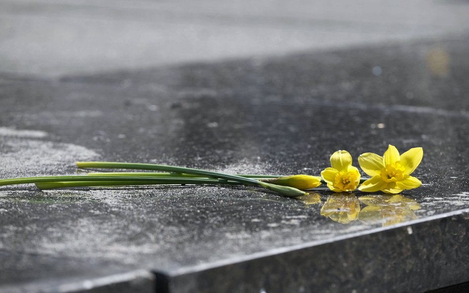 Uroczystość złożenia kwiatów przed Pomnikiem Bohaterów Getta, fotografia z 2021 r.