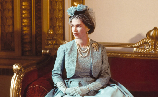 Elżbieta II na weselu księżniczki Małgorzaty, 1960 rok. Królowa ma na sobie suknię projektu Normana 