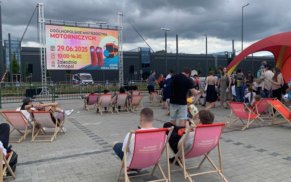 Strefa relaksu dla publiczności. Goście odpoczywają w leżakach, obserwując wydarzenia na dużym ekran