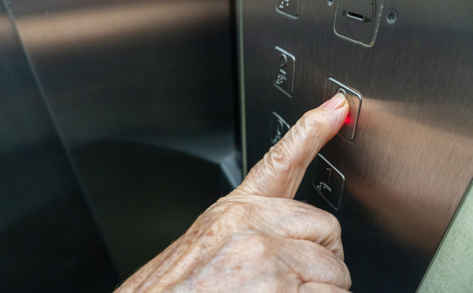 Miasta uwalniają więźniów górnych pięter