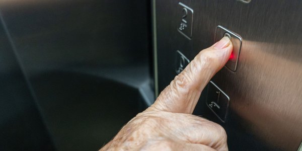 Miasta uwalniają więźniów górnych pięter