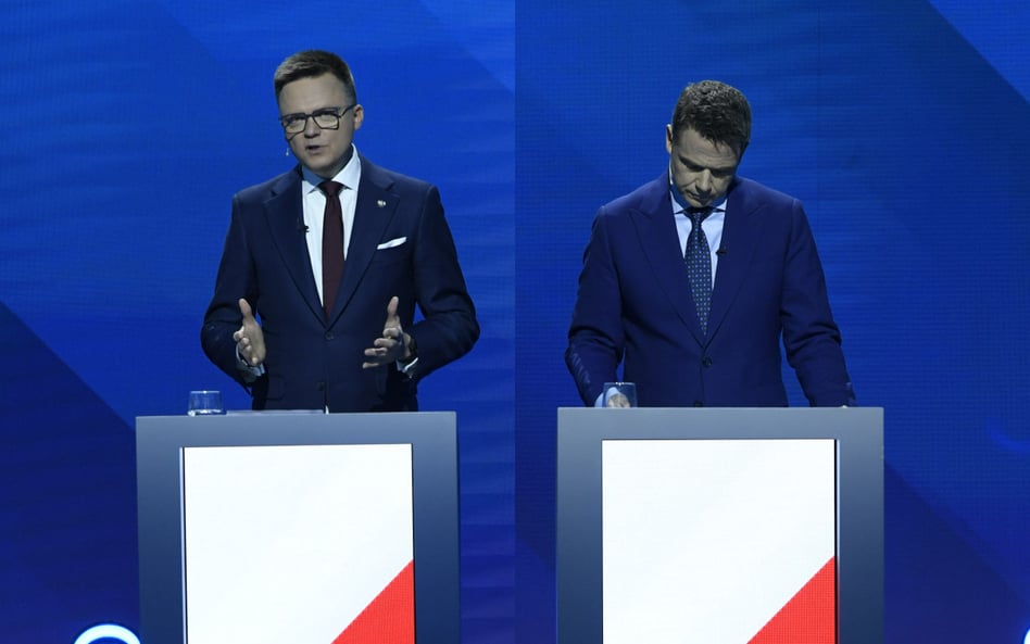 Szymon Hołownia i Rafał Trzaskowski podczas debaty w TVP