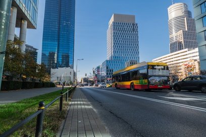 Docelowo, ulica Grzybowska ma zyskać dwie nitki po jednym pasie ruchu na odcinku od Towarowej do ale