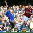 Chelsea - Midfielder Joe Cole (L) i Aston Villa - Gareth Barry (P)