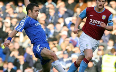 Chelsea - Midfielder Joe Cole (L) i Aston Villa - Gareth Barry (P)