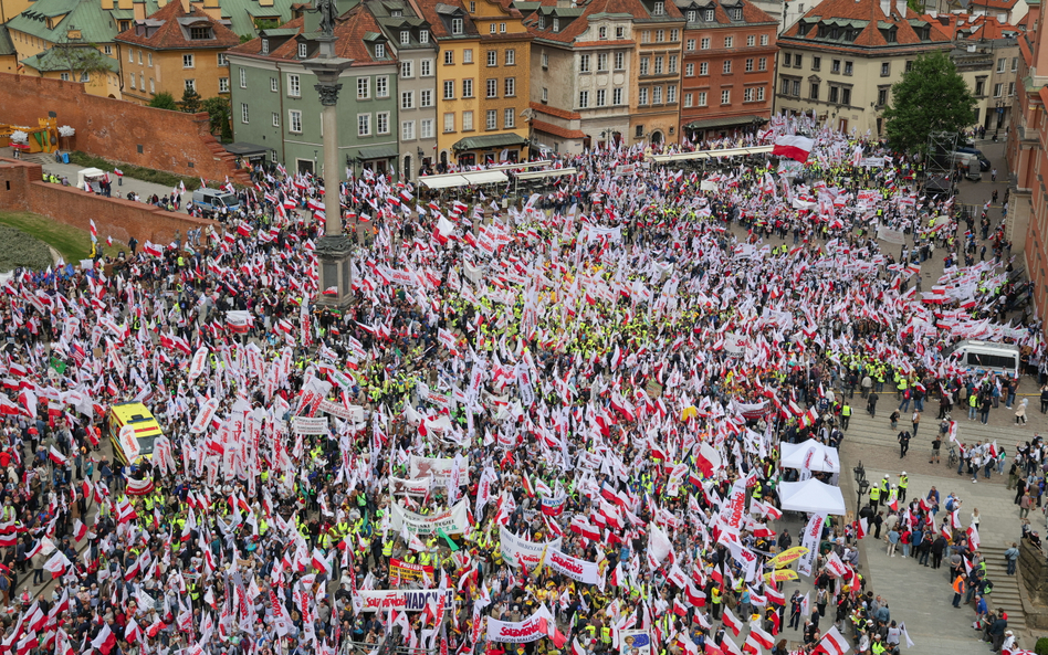 Uczestnicy organizowanej przez "Solidarność" w ramach protestu przeciwko Zielonemu Ładowi manifestac