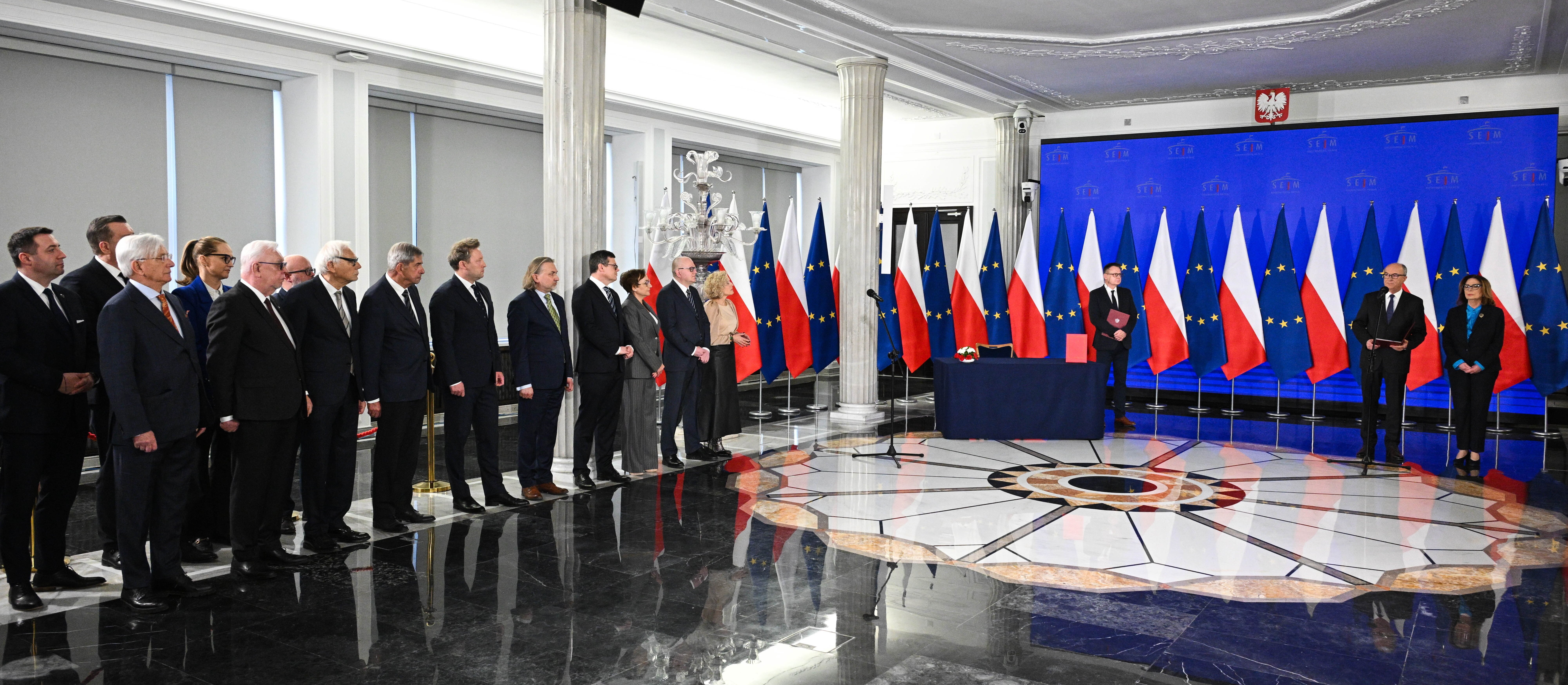 Prawnik o sejmowym ślubowaniu: Zabrakło figury woskowej Karola Nawrockiego